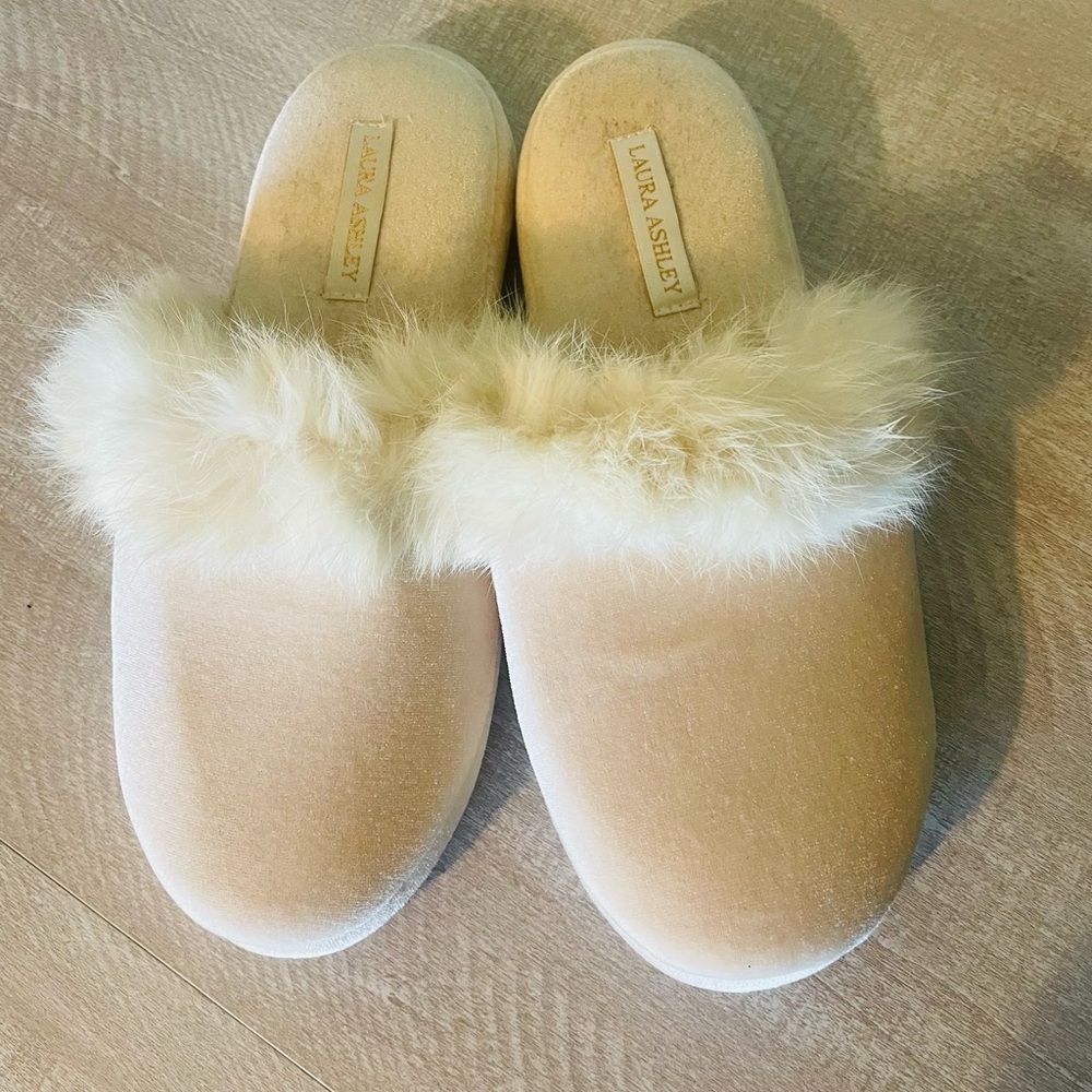 Laura Ashley Ladies Mules/Slippers Size 6.5-7.5 cream Rabbit Fur Trim houseshoes